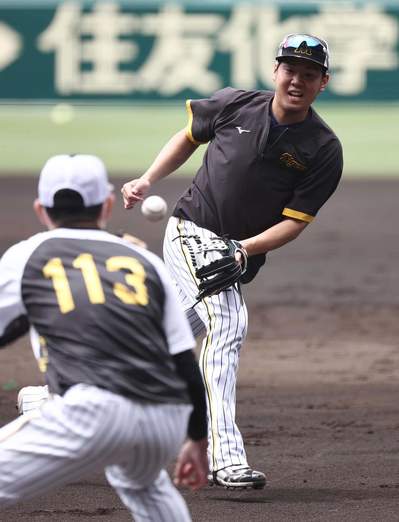 投内連係プレーの練習をする西勇（撮影・上田博志）