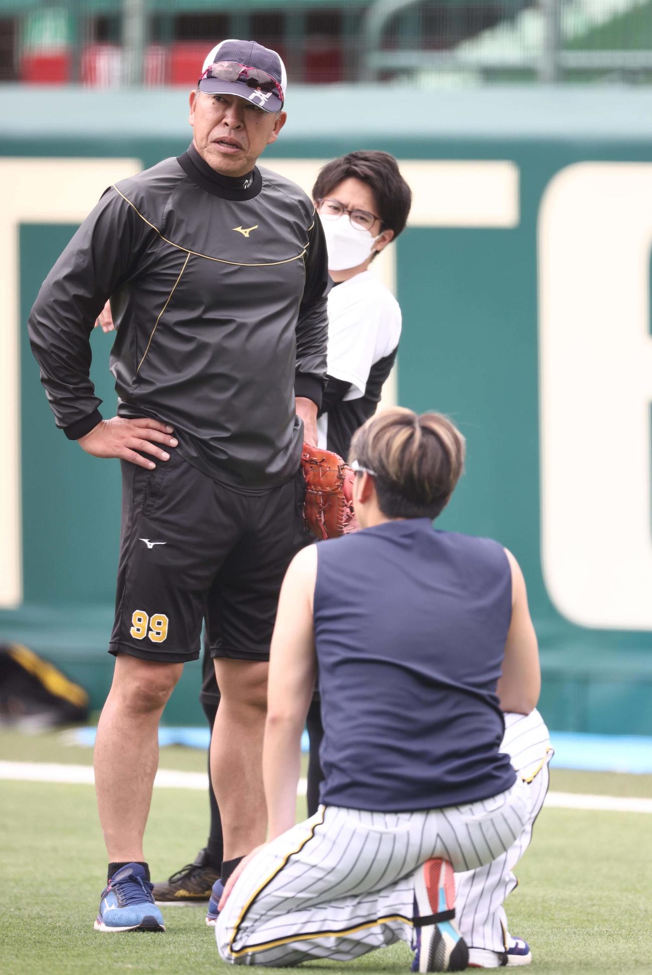 井上ヘッドコーチ（左）は西勇と話し込む（撮影・上田博志）