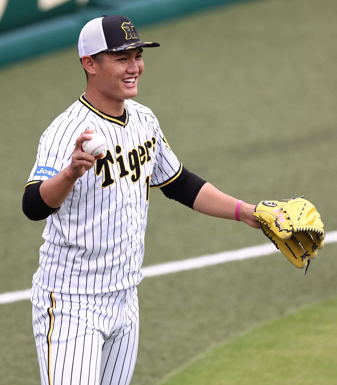 笑顔を見せながらキャッチボールする西純（撮影・上田博志）