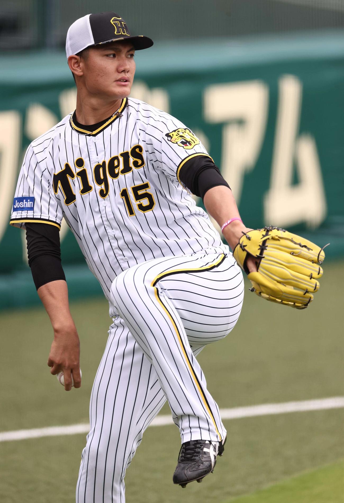 キャッチボールをして汗を流す西純（撮影・上田博志）