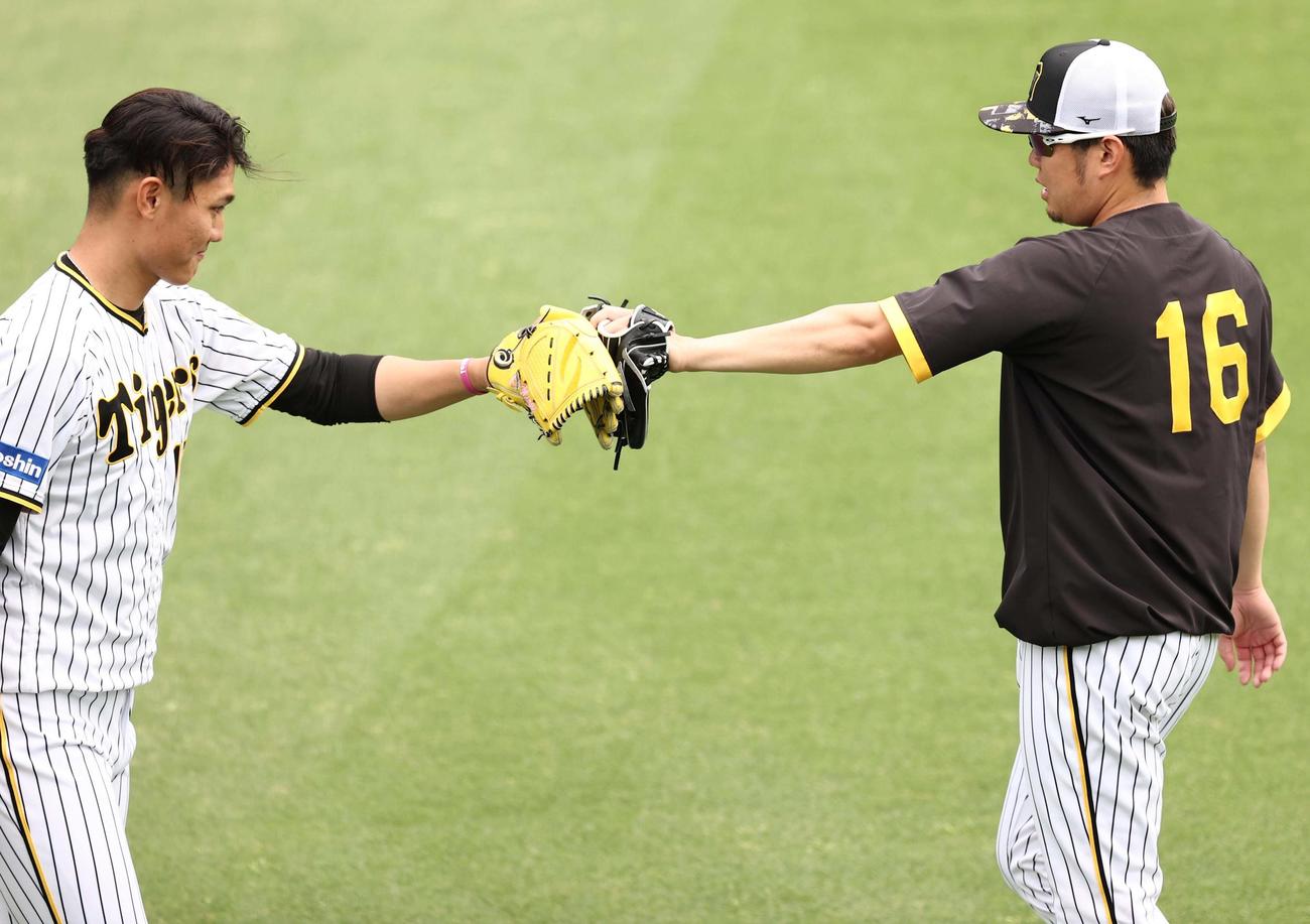 キャッチボールを終えグラブタッチする西勇（右）と西純（撮影・上田博志）