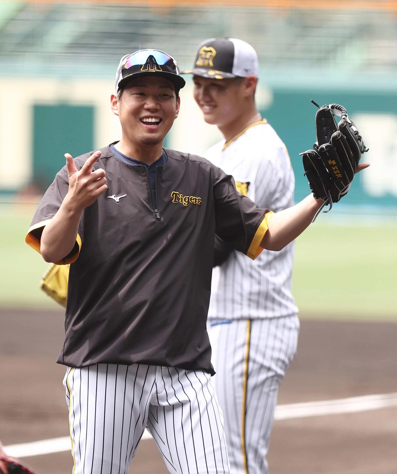 笑顔を見せながら練習に励む西勇（撮影・上田博志）