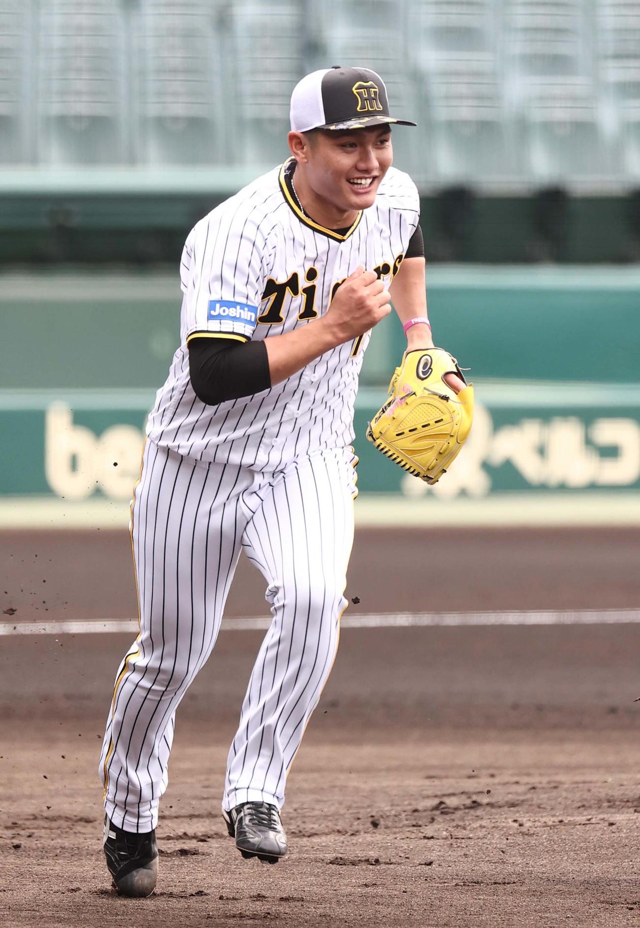 西純は投内連係プレーの練習で一塁へダッシュする（撮影・上田博志）