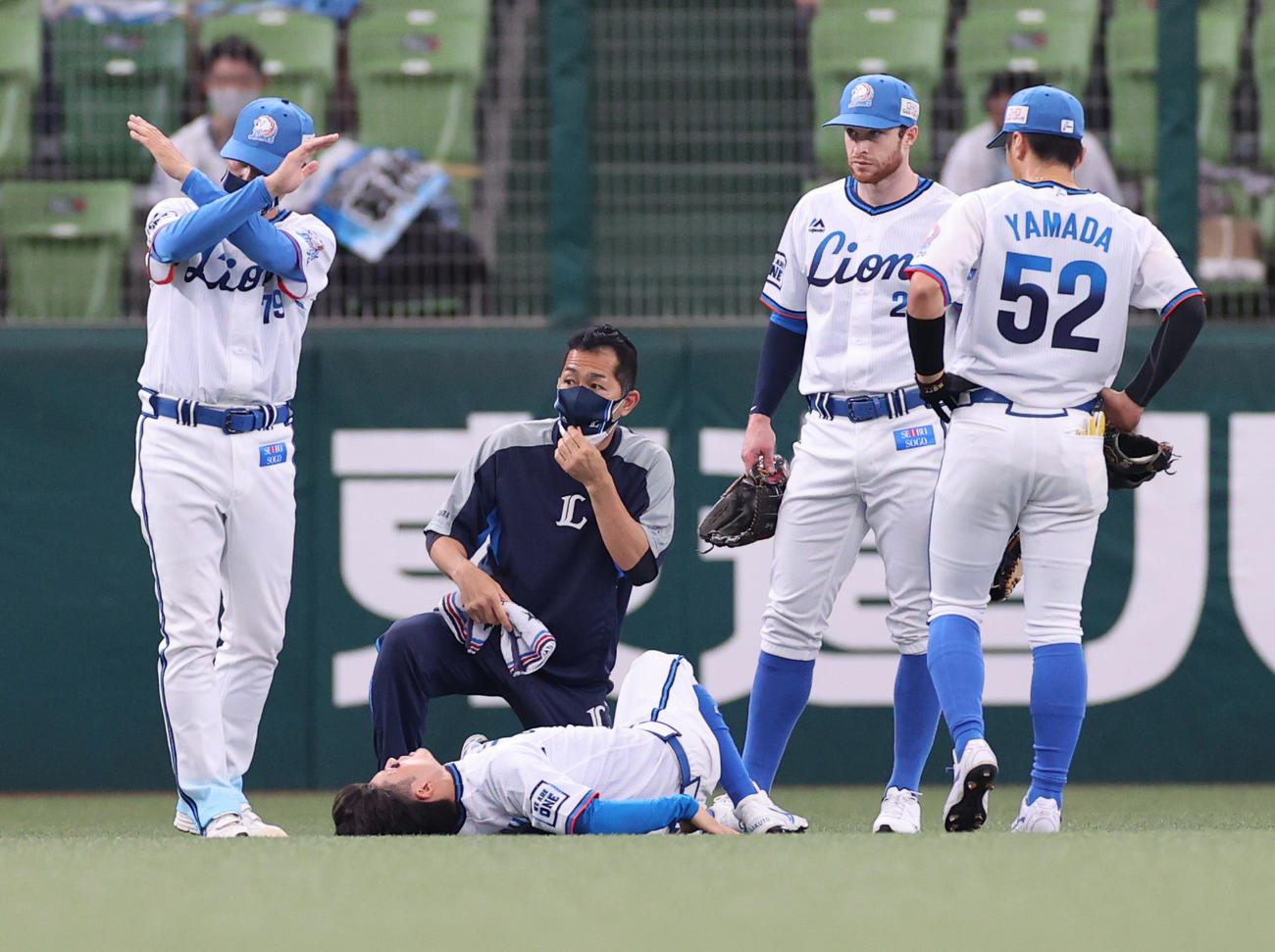 2021年5月30日の阪神戦で打球処理の際負傷した若林は動けなくなった