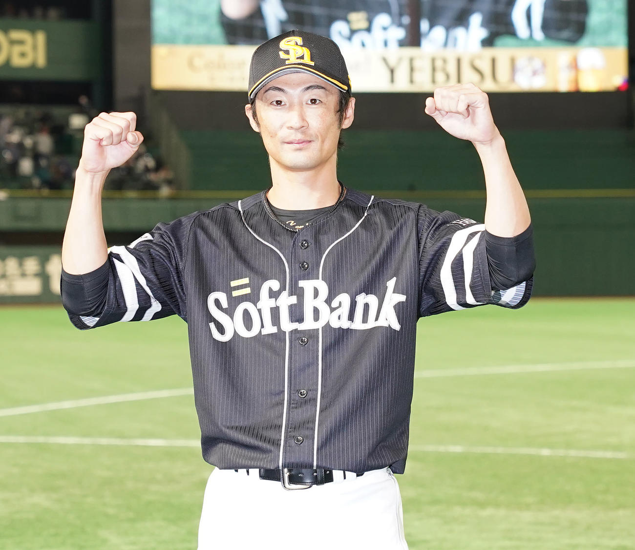 巨人対ソフトバンク　ヒーローインタビューを終えガッツポーズするソフトバンク明石（撮影・鈴木みどり）