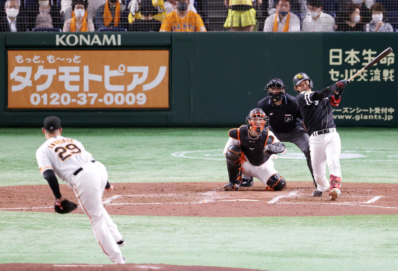 巨人対ソフトバンク　4回表ソフトバンク1死、中前打を放つ今宮。投手アンドリース（撮影・狩俣裕三）