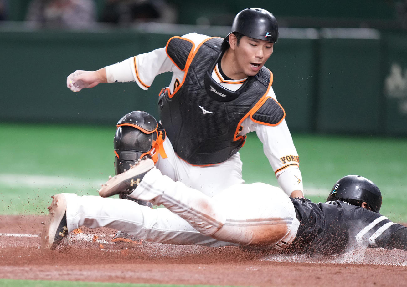 巨人対ソフトバンク　4回表ソフトバンク1死一、三塁、石川の遊ゴロで生還を試みるもアウトになる三塁走者今宮。捕手大城（撮影・鈴木みどり）