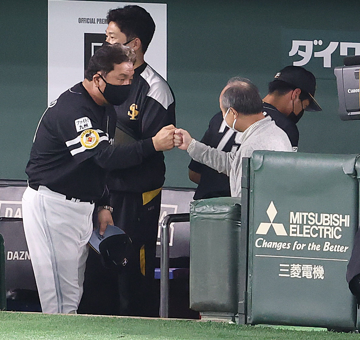 巨人対ソフトバンク　巨人に勝利し、孫オーナー（右）とタッチを交わす藤本監督（撮影・狩俣裕三）