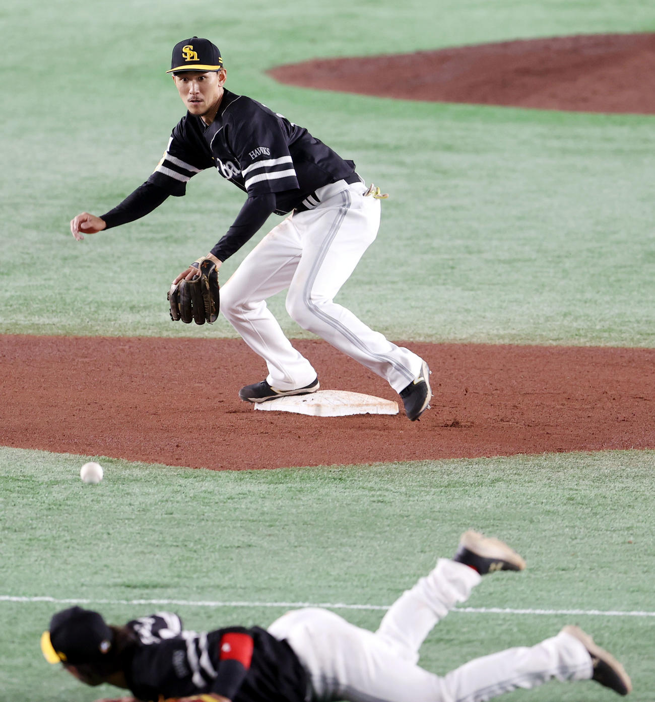 巨人対ソフトバンク　6回裏巨人無死一塁、ウォーカーの遊ゴロを好捕した後、二塁手三森へゴロで投げ、一塁走者丸をアウトにする今宮（撮影・狩俣裕三）