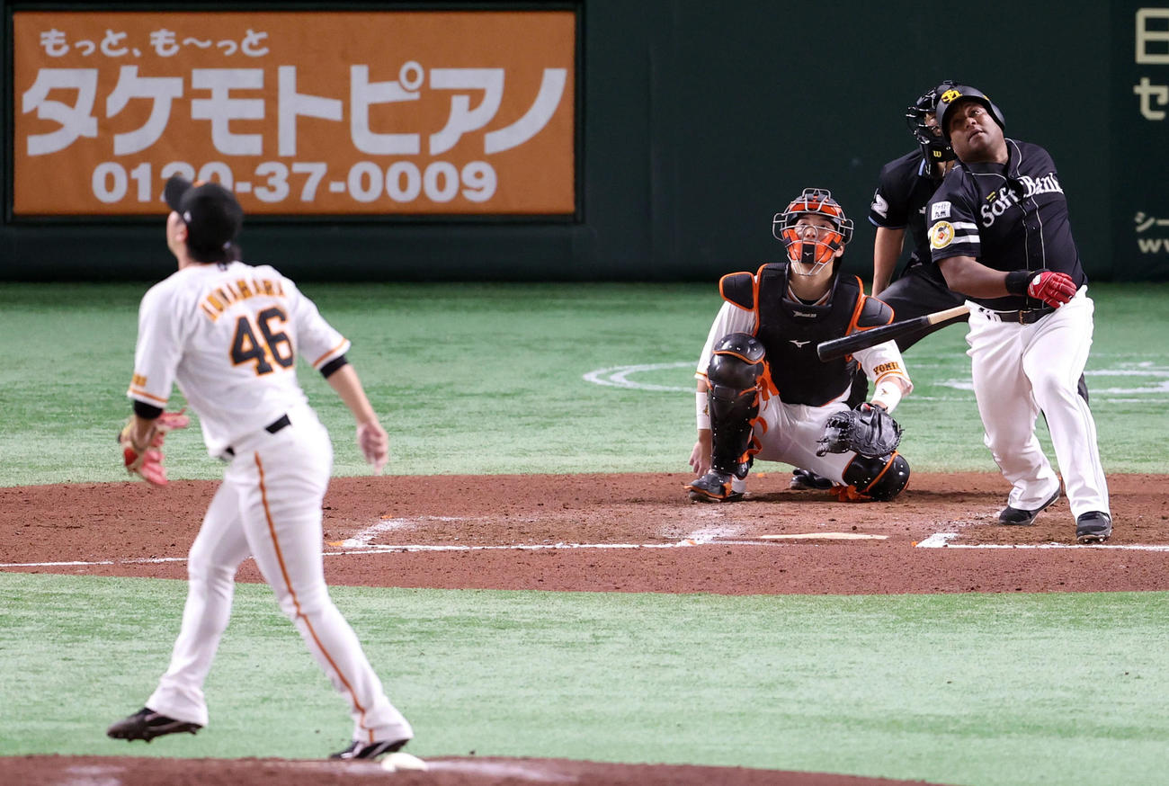 巨人対ソフトバンク　7回表巨人1死、二塁打を放つ代打デスパイネ。投手鍬原（撮影・狩俣裕三）