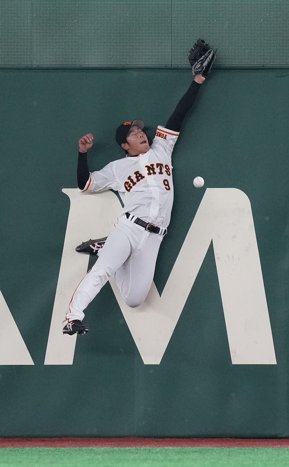 巨人対ソフトバンク　7回表ソフトバンク1死、代打デスパイネの打球を捕れず二塁打を許す右翼手松原（撮影・鈴木みどり）