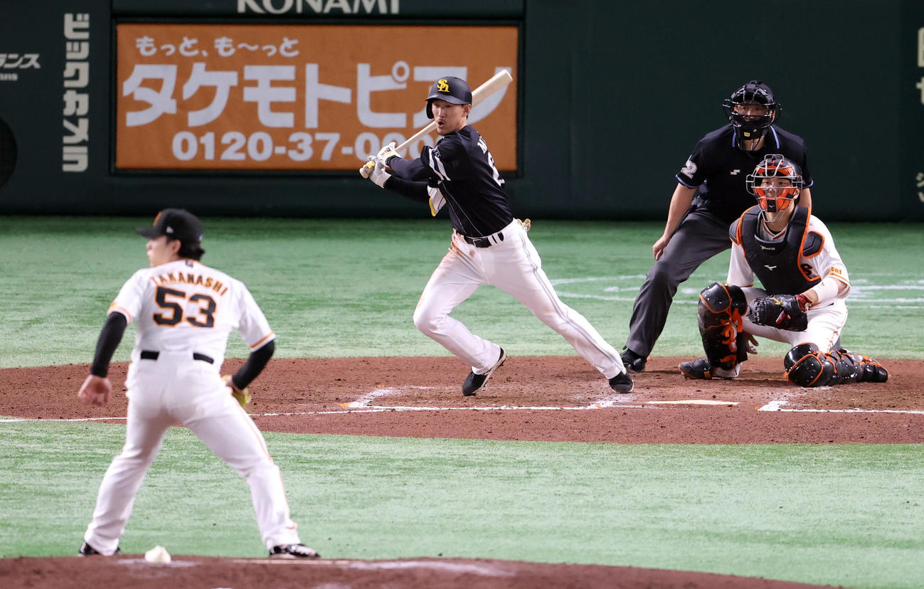 巨人対ソフトバンク　7回表ソフトバンク1死二塁、適時打を放つ三森。投手高梨（撮影・狩俣裕三）