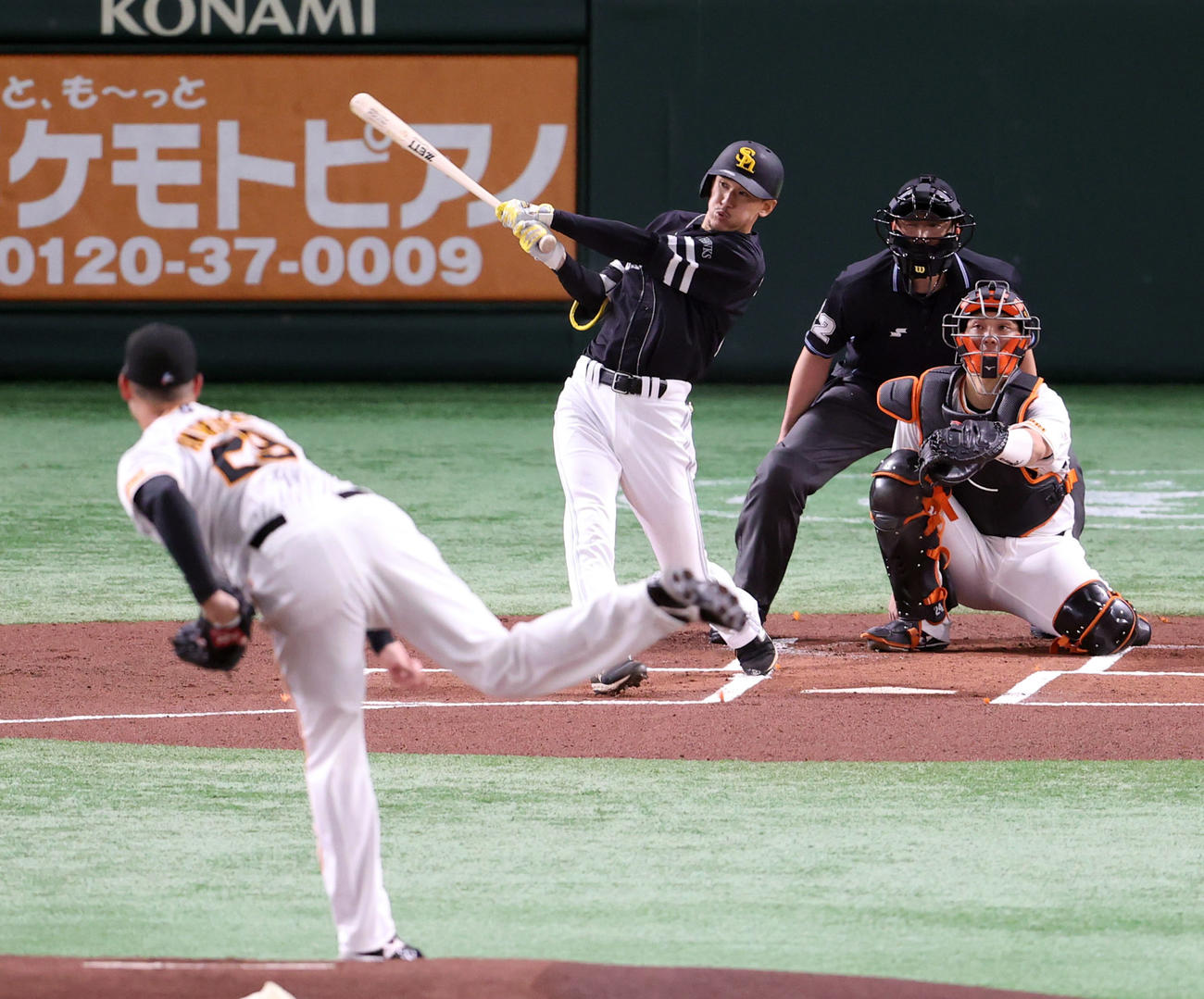 巨人対ソフトバンク　1回表ソフトバンク無死、二塁打を放つ三森。投手アンドリース（撮影・狩俣裕三）