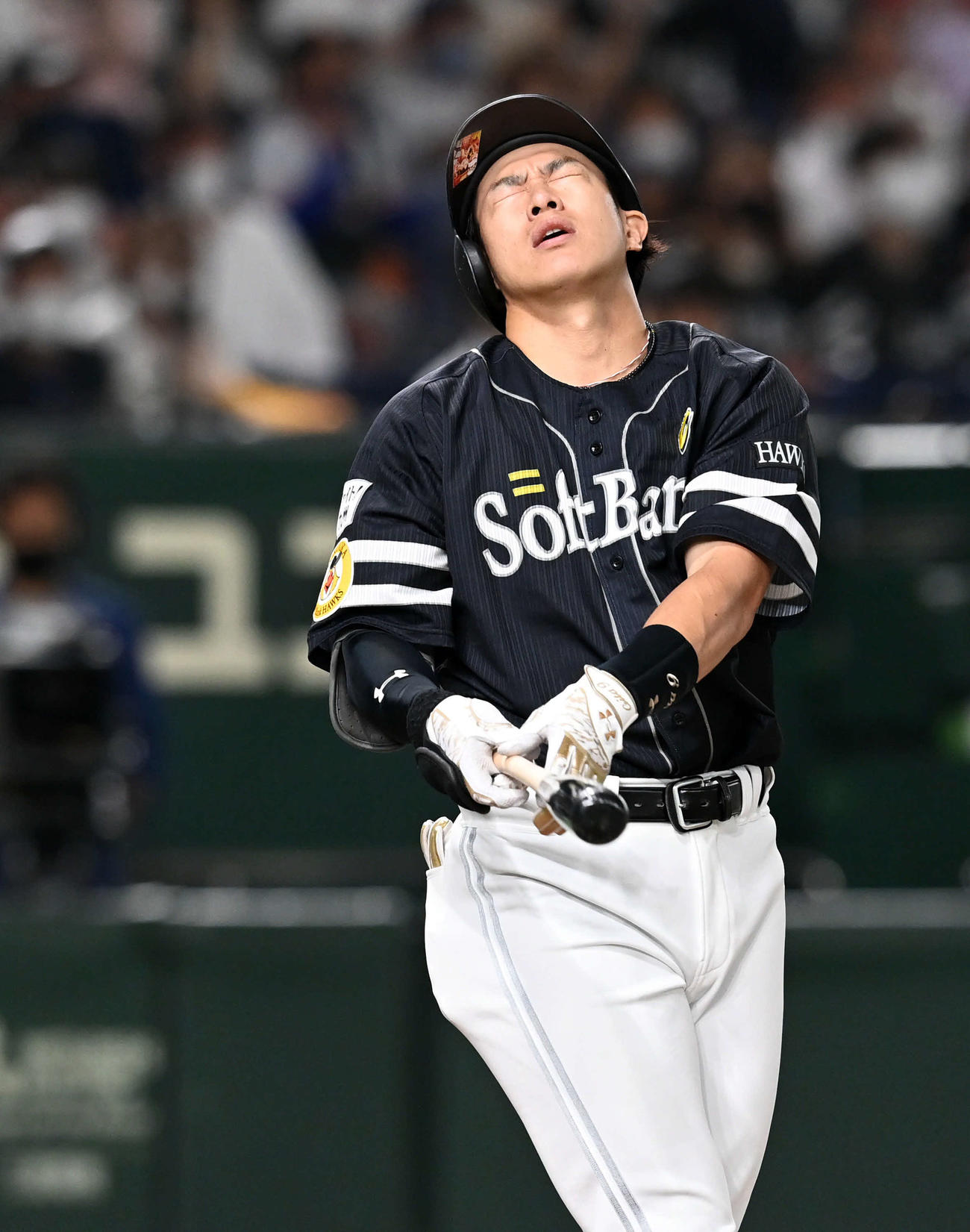 巨人対ソフトバンク　7回表ソフトバンク1死一、三塁、空振り三振に倒れ悔しがる柳田（撮影・たえ見朱実）