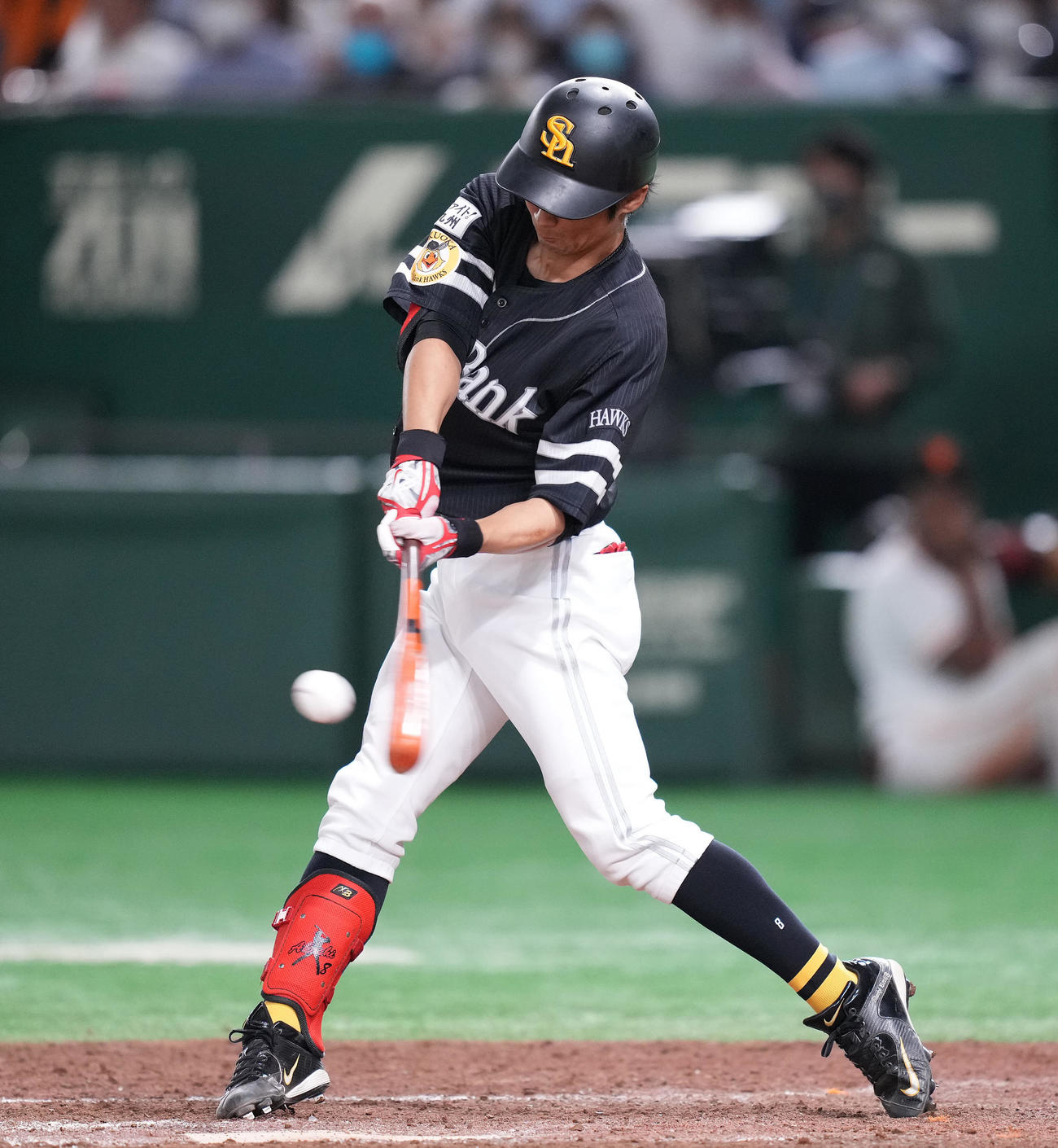 巨人対ソフトバンク　8回表ソフトバンク2死二塁、中適時三塁打を放つ代打明石（撮影・鈴木みどり）