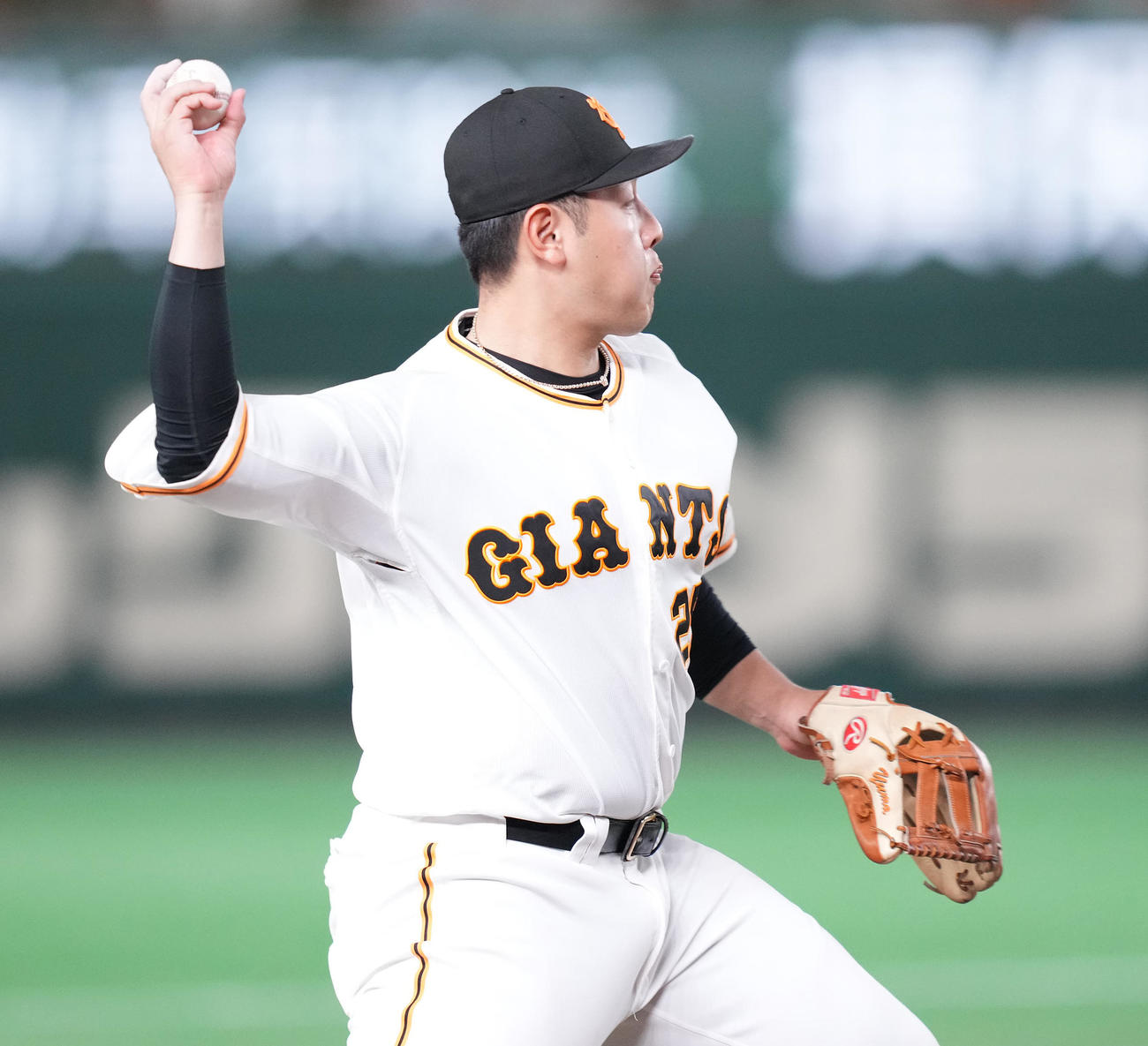 巨人対ソフトバンク　8回表ソフトバンク1死、今宮の打球を一塁へ悪送球する三塁手岡本和（撮影・鈴木みどり）