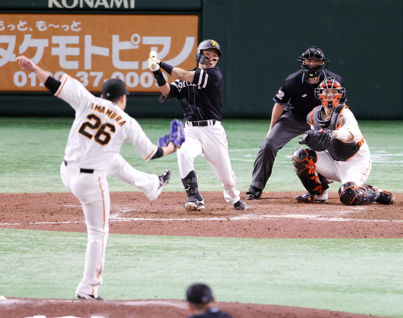 巨人対ソフトバンク　9回表ソフトバンク1死一、三塁、適時打を放つ中村晃。投手今村（撮影・狩俣裕三）