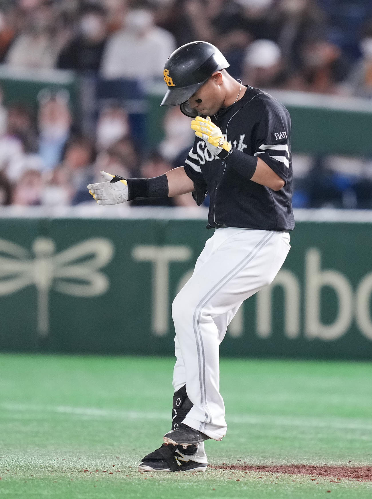 巨人対ソフトバンク　9回表ソフトバンク1死一、三塁、左前適時打を放った中村晃は手をたたく（撮影・鈴木みどり）