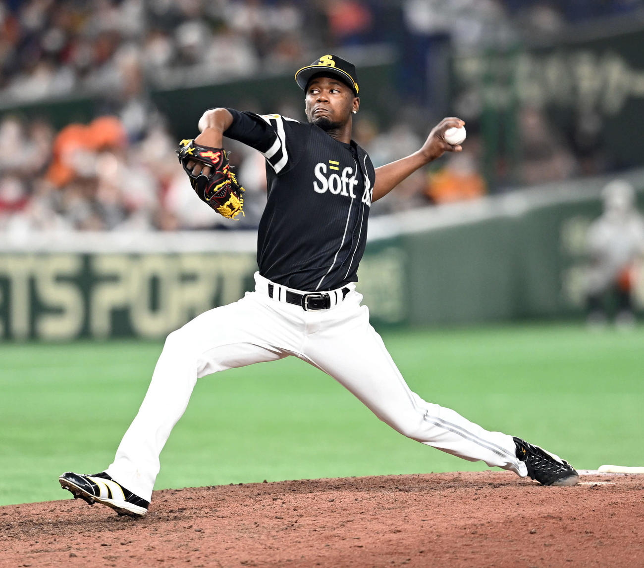 巨人対ソフトバンク　9回からマウンドに上がったソフトバンクのモイネロ（撮影・たえ見朱実）