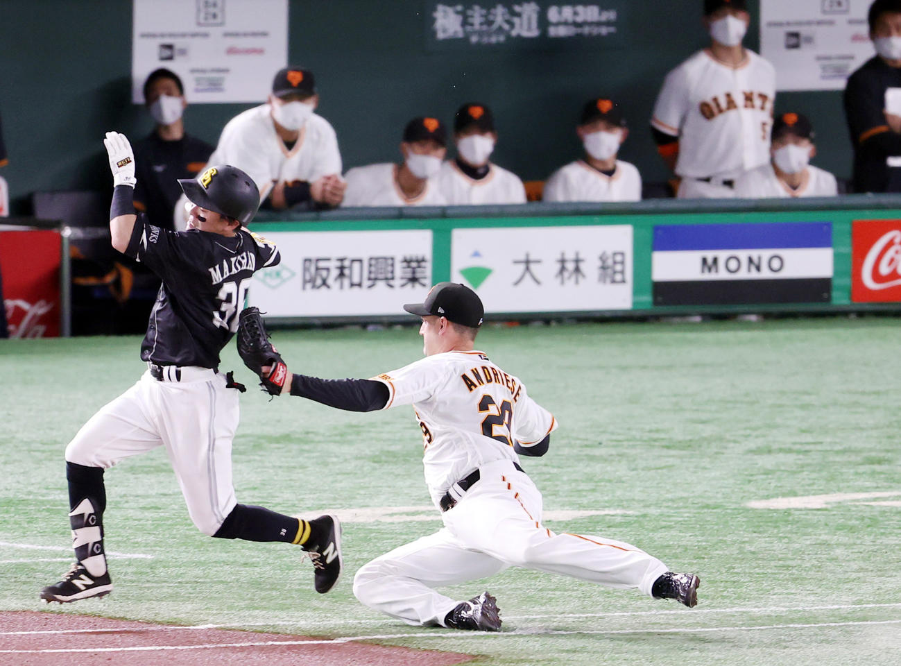巨人対ソフトバンク　1回表ソフトバンク無死二塁、牧原のバントを処理し、体を投げ出しタッチをする先発アンドリース（撮影・狩俣裕三）