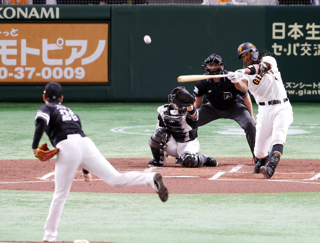 巨人対ソフトバンク　1回裏巨人1死、先制ソロ本塁打を放つウォーカー。投手石川（撮影・狩俣裕三）