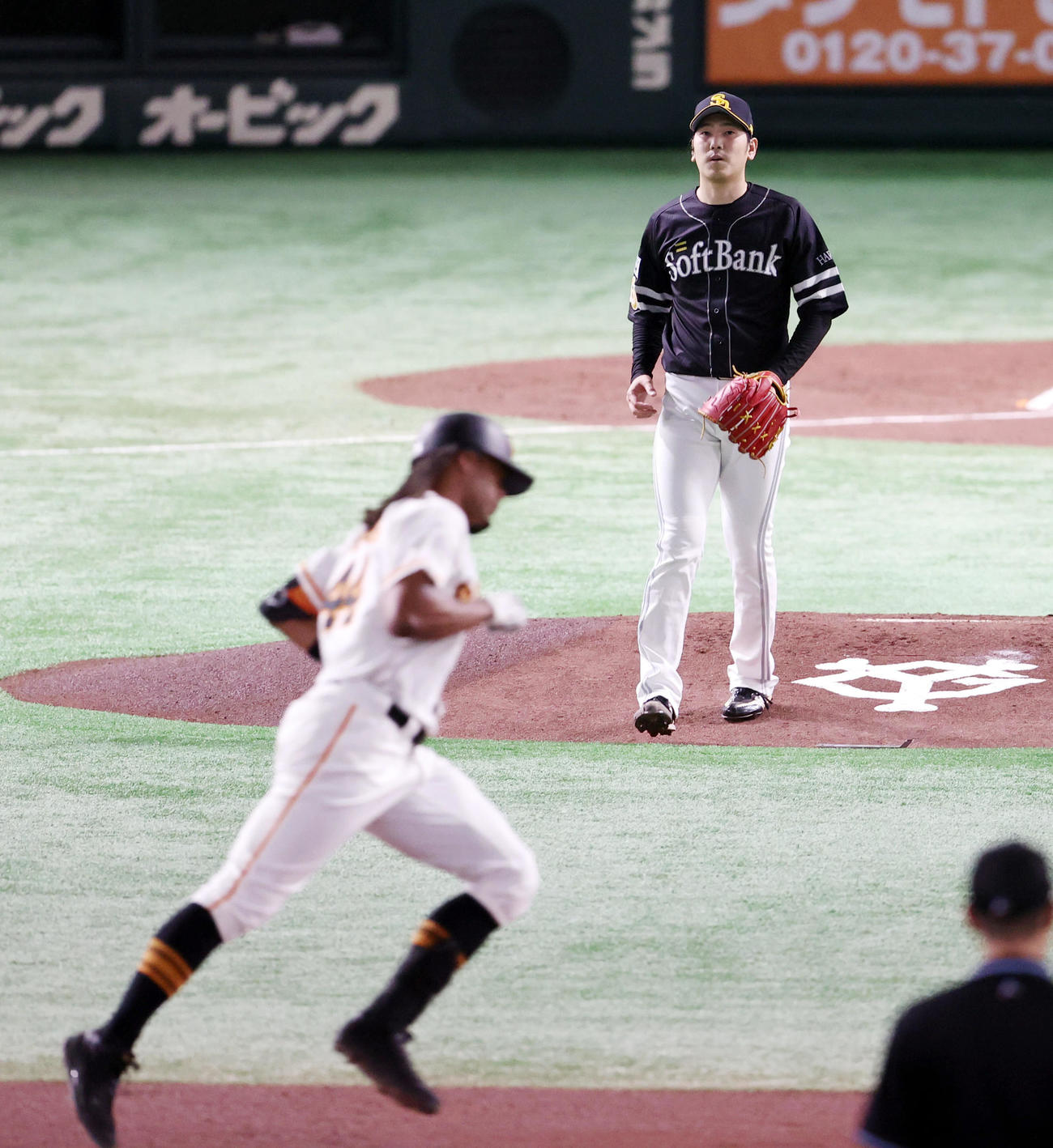 巨人対ソフトバンク　1回裏巨人1死、ウォーカー（手前）に先制ソロ本塁打を打たれる石川（撮影・狩俣裕三）