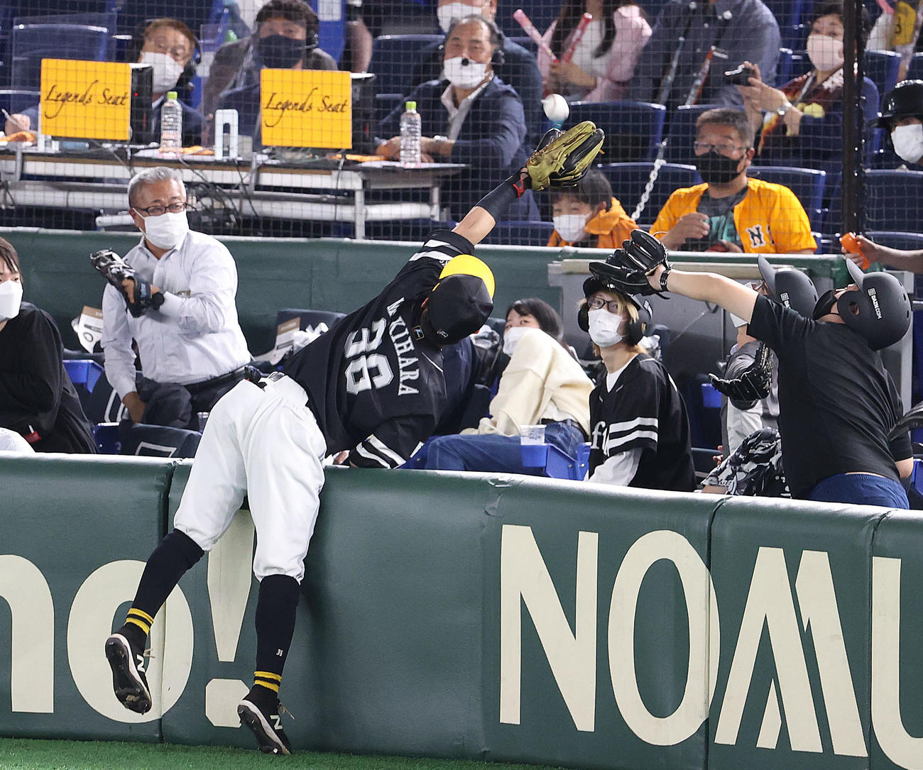 巨人対ソフトバンク　1回裏巨人2死、岡本和の三邪飛を好捕する牧原大（撮影・狩俣裕三）