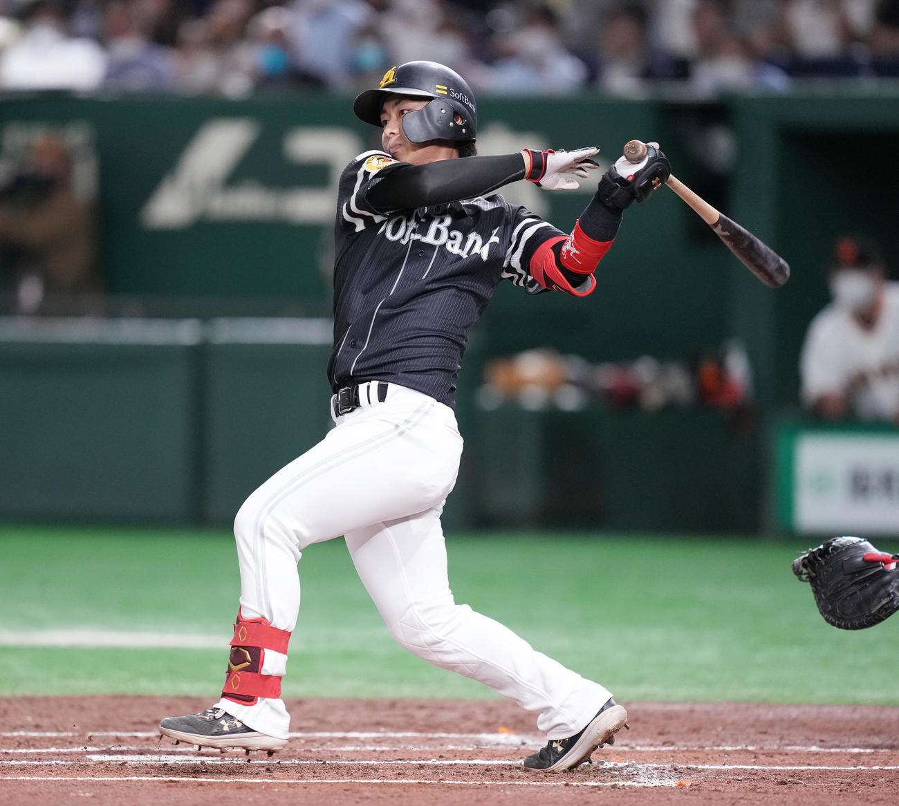 巨人対ソフトバンク　2回表ソフトバンク2死、左二塁打を放つ今宮（撮影・鈴木みどり）