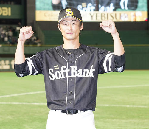 巨人対ソフトバンク　ヒーローインタビューを終えガッツポーズするソフトバンク明石（撮影・鈴木みどり）