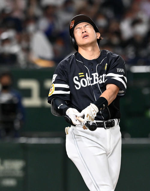 巨人対ソフトバンク　7回表ソフトバンク1死一、三塁、空振り三振に倒れ悔しがる柳田（撮影・たえ見朱実）