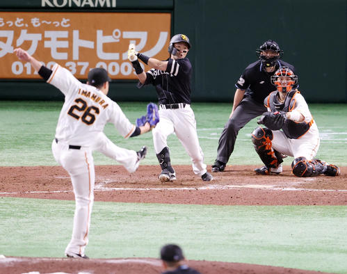 巨人対ソフトバンク　9回表ソフトバンク1死一、三塁、適時打を放つ中村晃。投手今村（撮影・狩俣裕三）