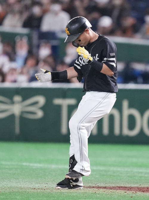 巨人対ソフトバンク　9回表ソフトバンク1死一、三塁、左前適時打を放った中村晃は手をたたく（撮影・鈴木みどり）