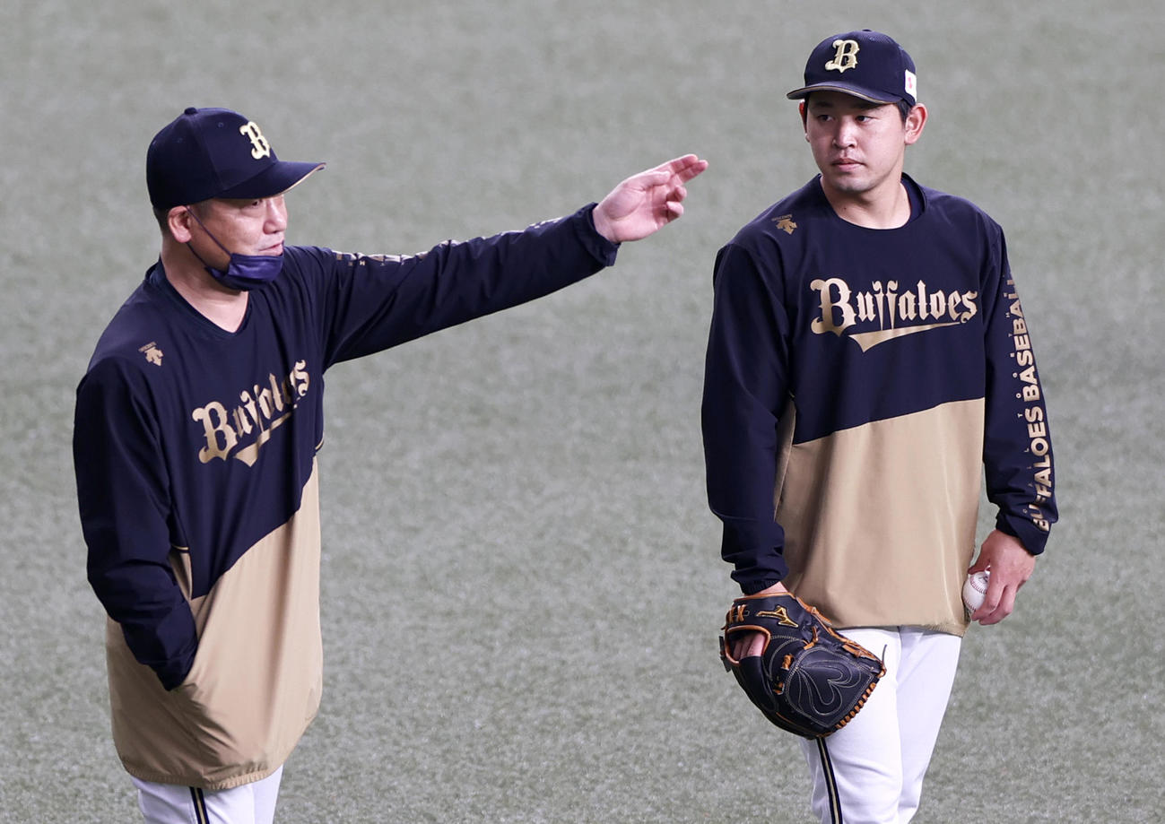 試合前の練習でオリックス中嶋監督（左）は宮城を指導する（5月28日、撮影・上山淳一）