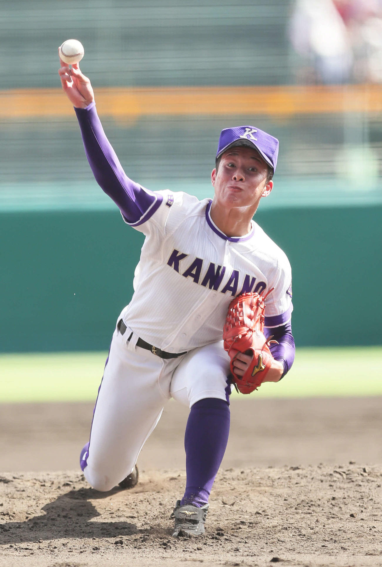 18年8月、選手権の大阪桐蔭戦で力投する金足農・吉田