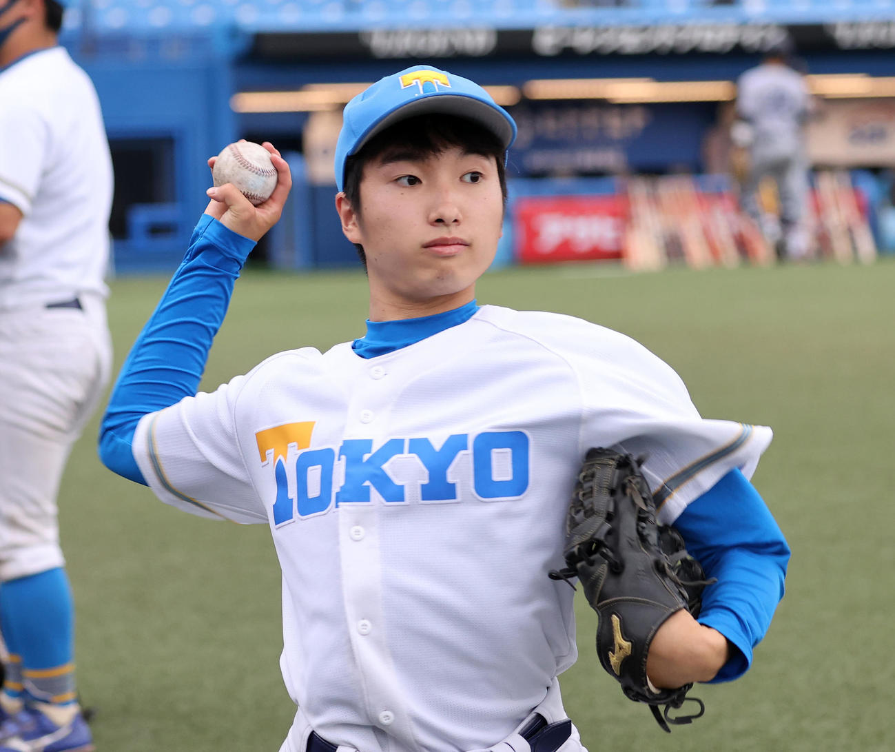 東大対慶大　キャッチボールする東大・渡辺（撮影・鈴木正人）