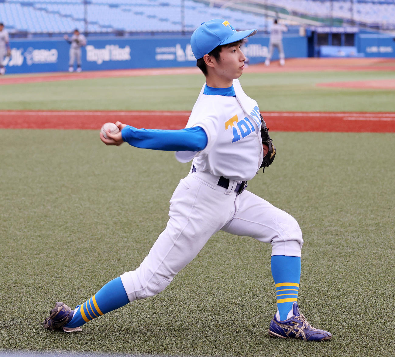 東大対慶大　キャッチボールする東大・渡辺（撮影・鈴木正人）