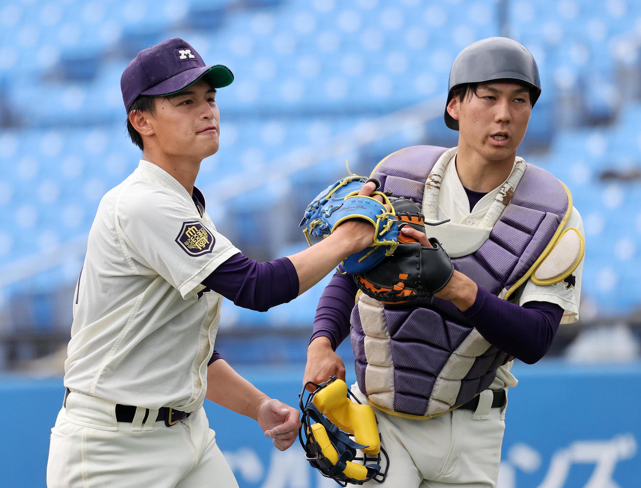 明大対立大　3回裏、立大の攻撃を抑え横山（右）とタッチする明大・毛利（撮影・鈴木正人）