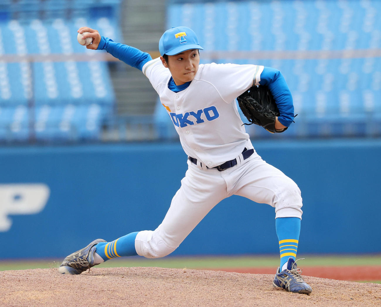 東大対慶大　力投する東大・渡辺（撮影・鈴木正人）