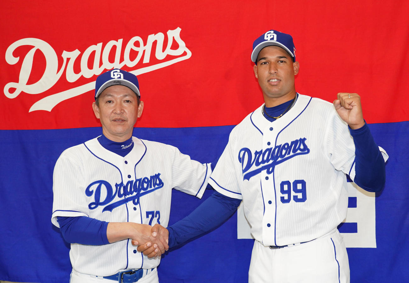 中日対楽天　試合前、入団会見を行い立浪監督（左）と握手を交わしポーズを決めるタバーレス（右）（撮影・森本幸一）