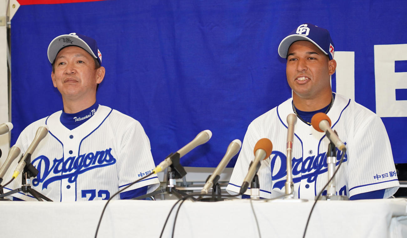 中日対楽天　試合前、入団会見を行い立浪監督（左）と席に着くタバーレス（右）（撮影・森本幸一）