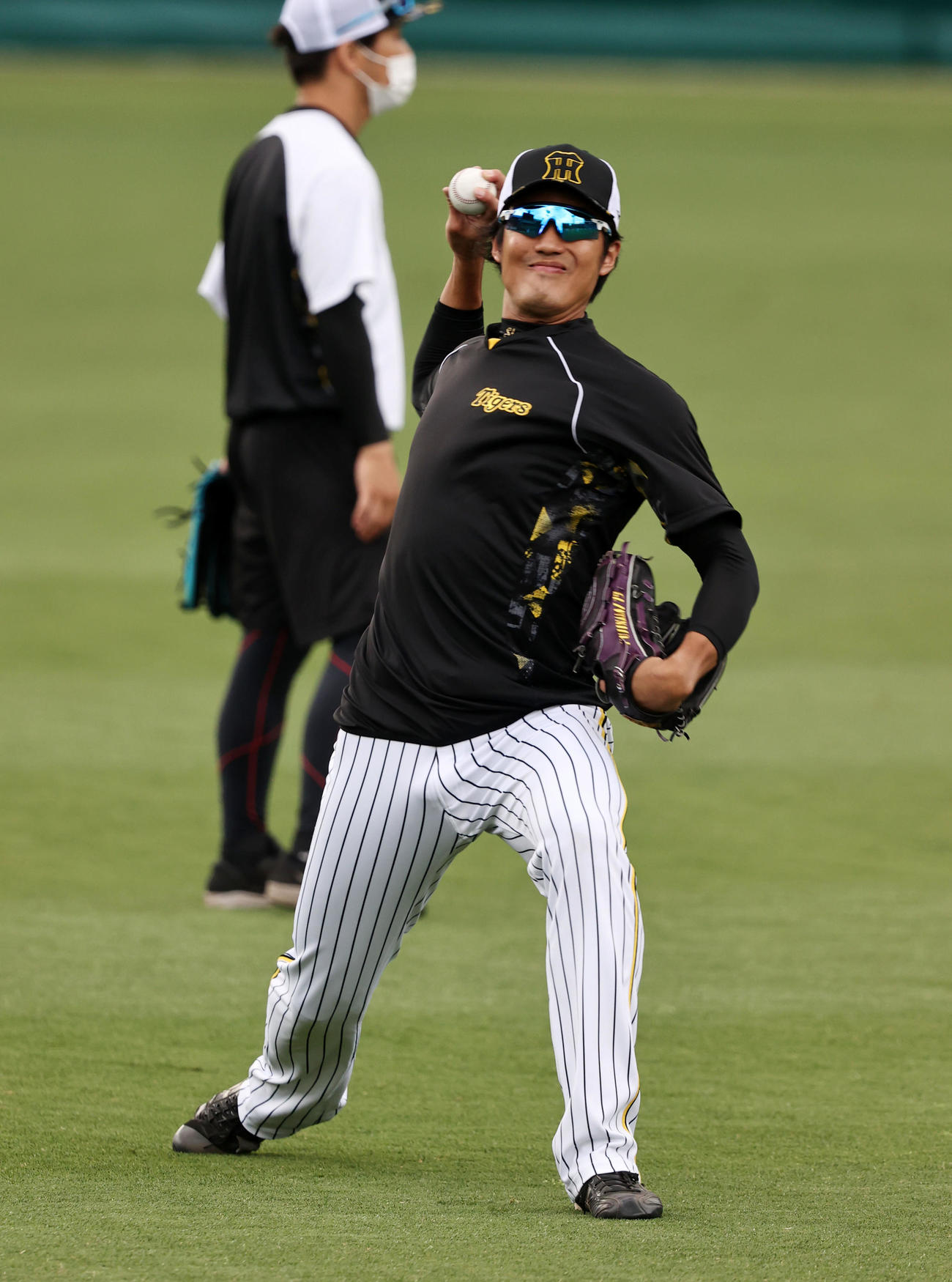 阪神対西武　練習でキャッチボールする藤浪（撮影・加藤哉）