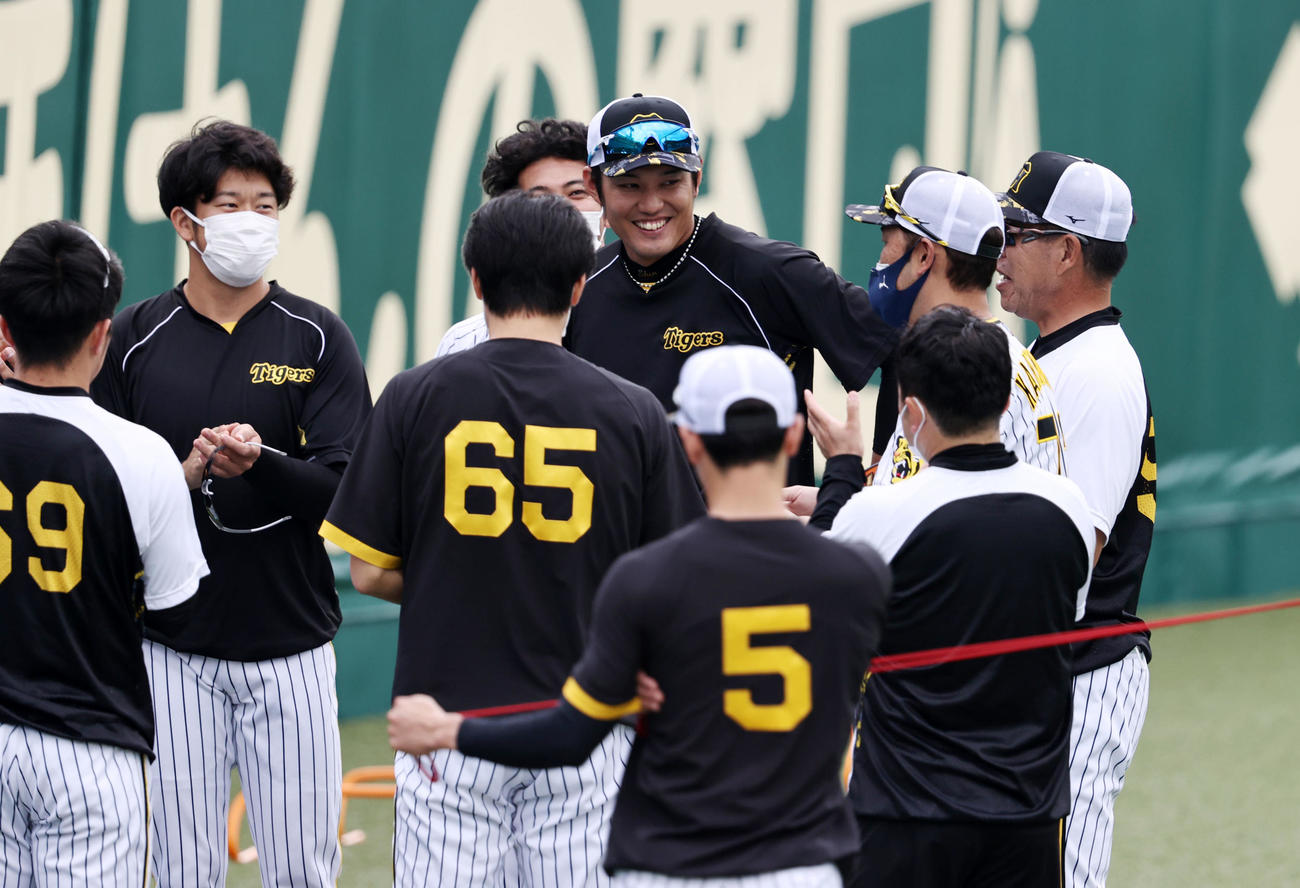 阪神対西武　中継ぎ投手陣の円陣に加わってあいさつする藤浪（撮影・加藤哉）