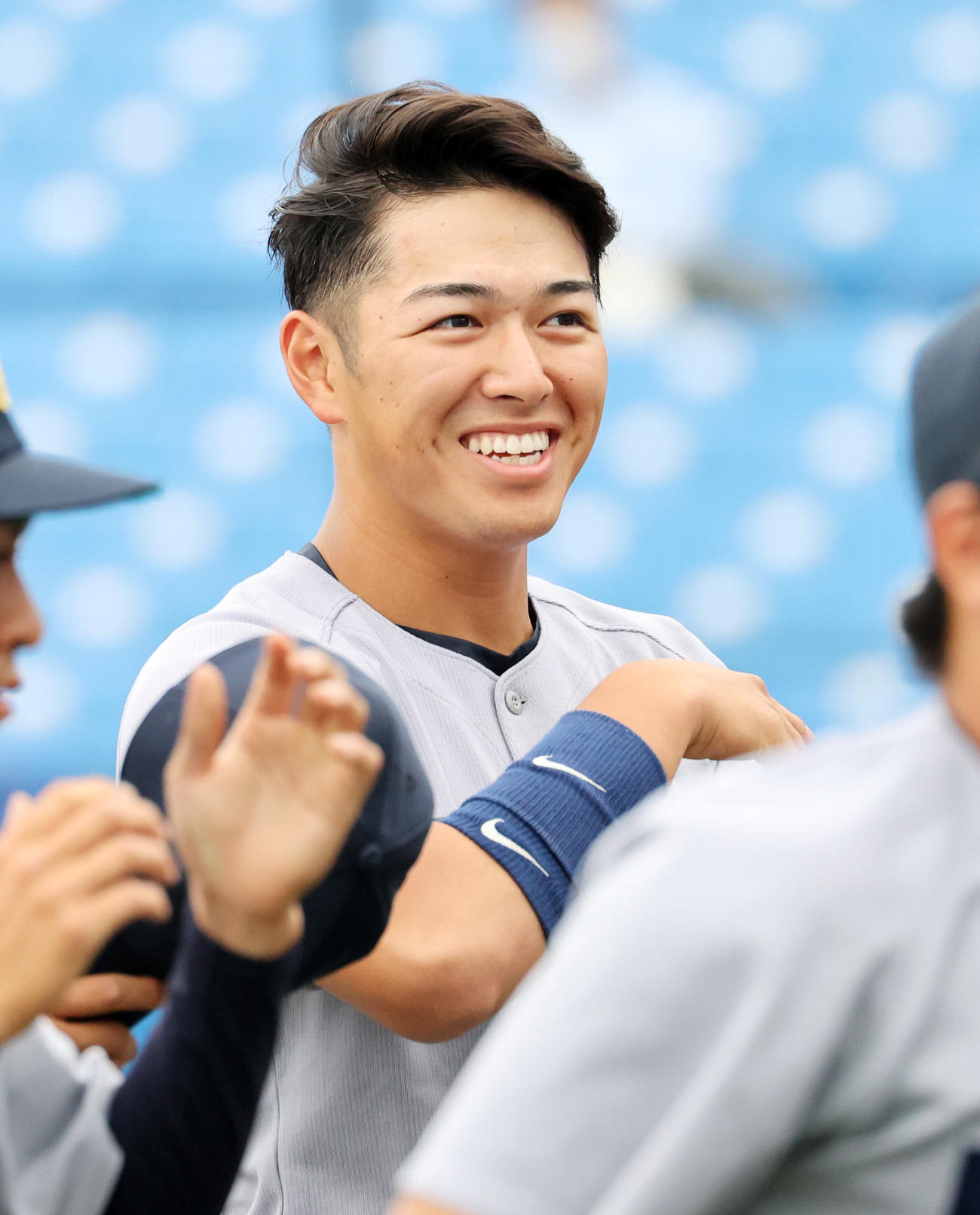東大対慶大　あいさつを終え笑顔を見せる慶大・清原（撮影・鈴木正人）