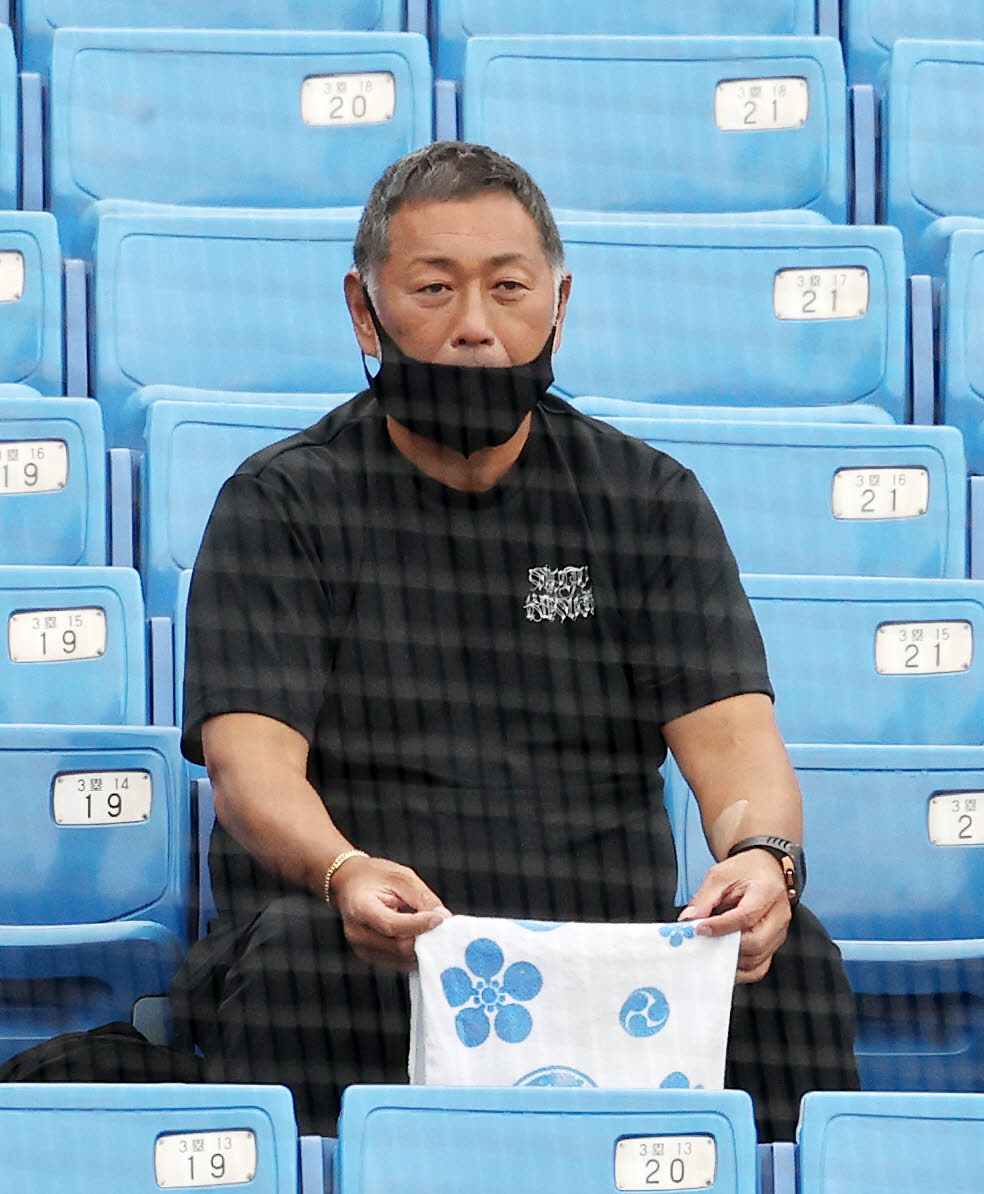 東大対慶大　試合観戦する清原氏（撮影・鈴木正人）