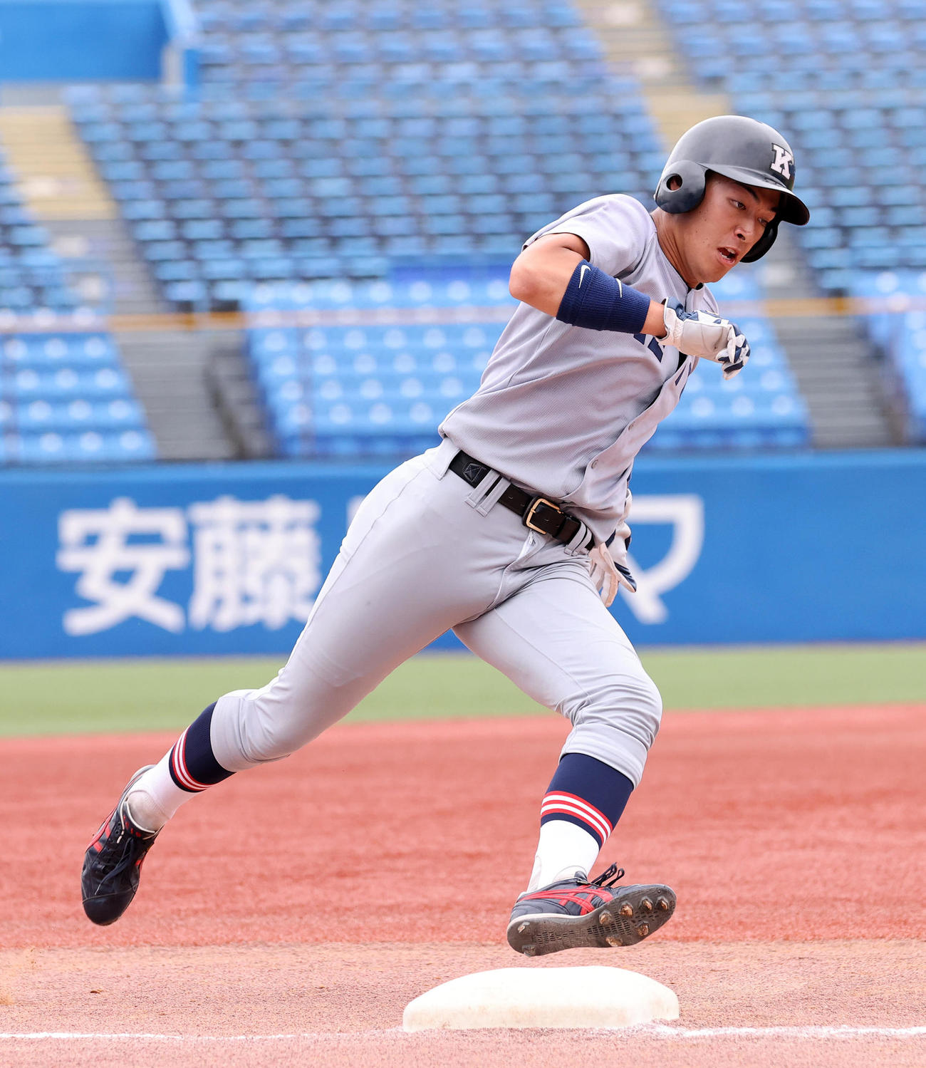 東大対慶大　1回裏慶大2死二塁、森村の左越え適時二塁打で本塁を狙う清原（撮影・鈴木正人）