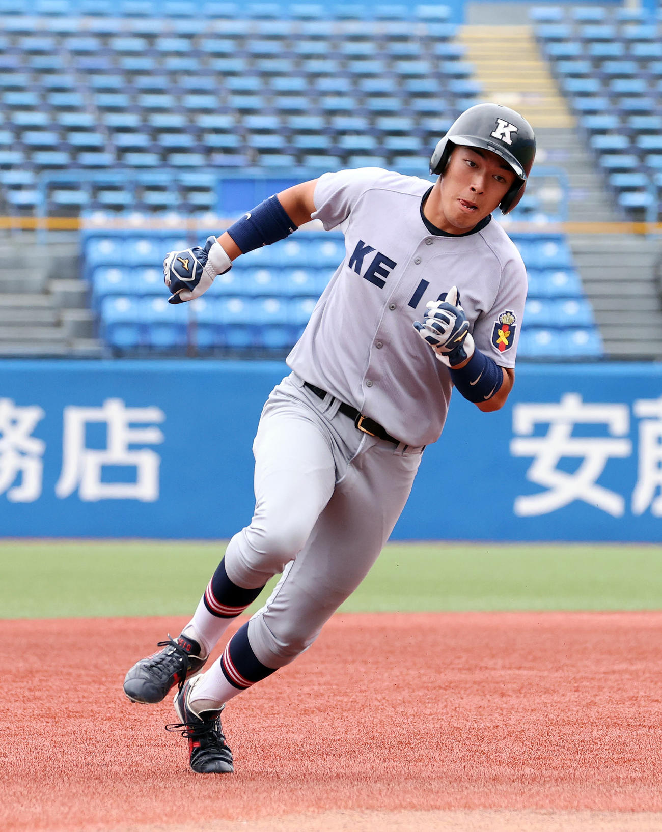 東大対慶大　1回裏慶大2死二塁、森村の左越え適時二塁打で本塁を狙う清原（撮影・鈴木正人）