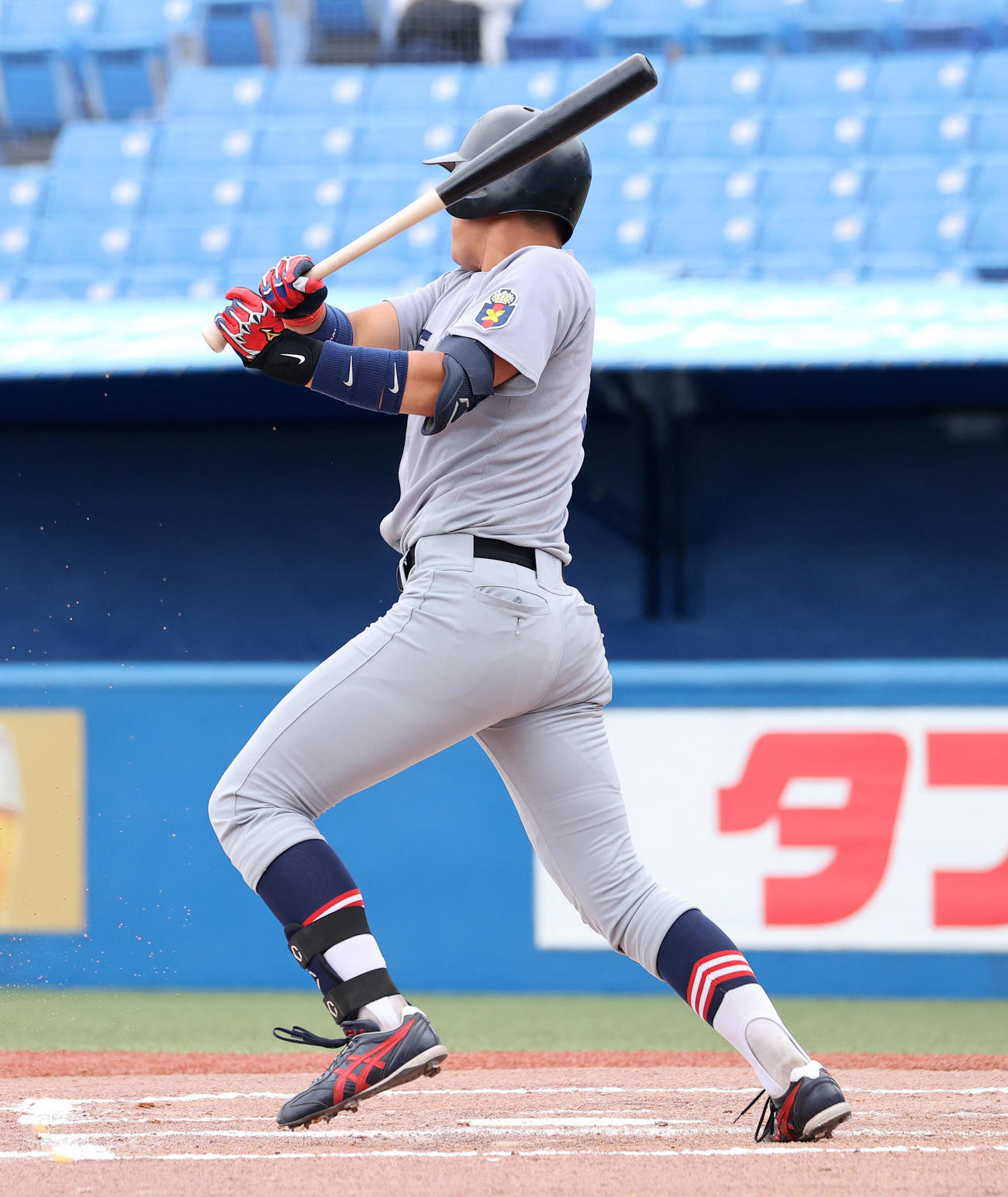 東大対慶大　1回裏慶大無死満塁、清原は右前2点適時打を放つ（撮影・鈴木正人）