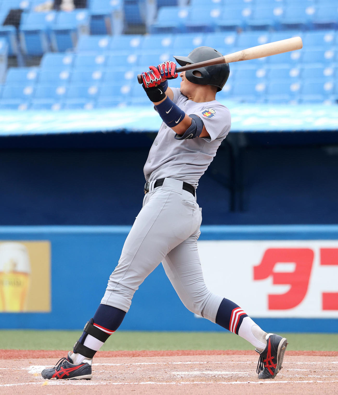 東大対慶大　2回裏慶大2死三塁、三振に倒れる清原（撮影・鈴木正人）