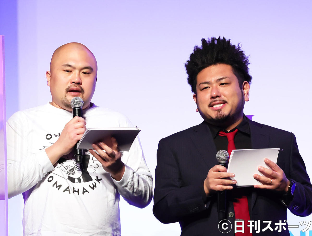 鬼越トマホークの坂井良多（左）と金ちゃん（2021年12月撮影）