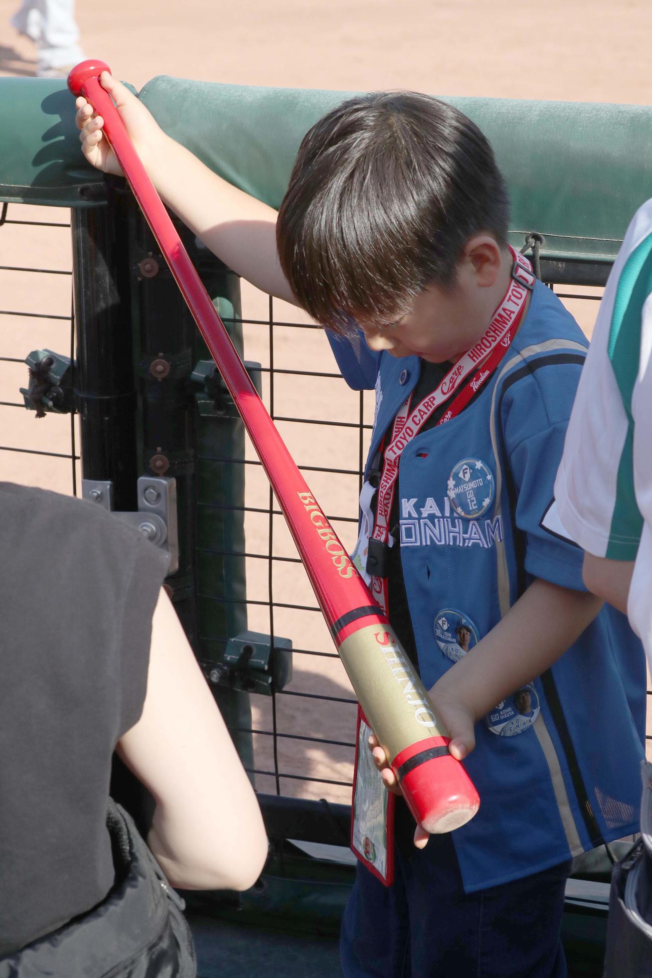 広島対日本ハム　新庄監督からバットをもらい見つめる日本ハムファンの子供（撮影・黒川智章）